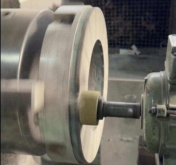 vitrified CBN grinding wheel mounted on internal grinder for hardened steel bore finishing